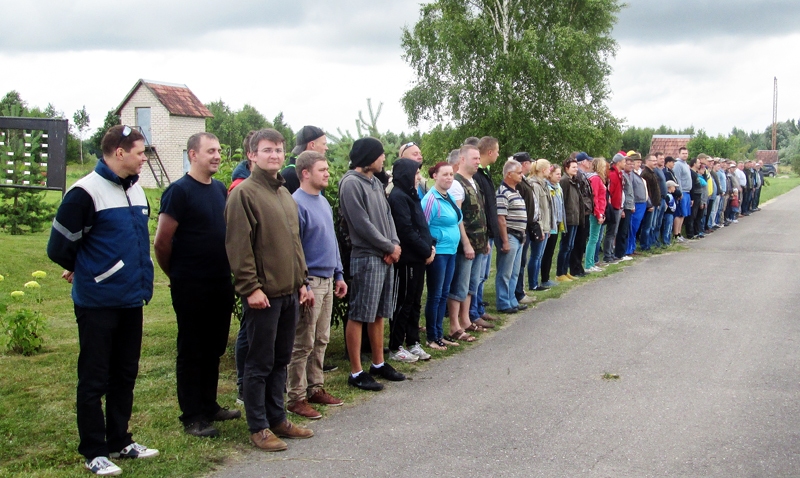 «Bauskas zemgaļu» šautuvē – sacensību dalībnieki ierindā. 
Autors: no personiskā albuma