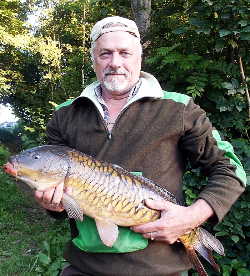 Ilgonis Dzendoleto ar notverto karpu.