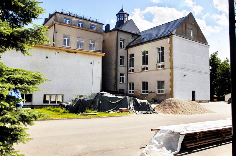 Bauskas Valsts ģimnāzijai un sākumskolai dotas cerības, ka būvdarbi reiz beigsies. Pašvaldība atkārtotā sarunu procedūrā noslēgusi līgumu ar SIA «Kvintets M» par renovācijas pabeigšanu.
Autors: no «Bauskas Dzīves» arhīva.