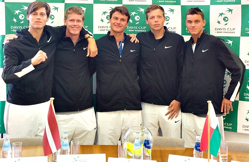 Jānis Podžus (vidū) un Mārtiņš Podžus (no labās) Latvijas tenisa izlases sastāvā. 
Autors: Publicitātes foto.