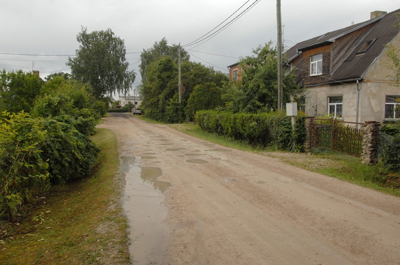 Zemgaļu ielas posmu starp Pionieru un Sporta ielu šoruden klās bruģis. Brauktuves rekonstrukciju veiks SIA «Viona». 
Autors: Ivars Bogdanovs