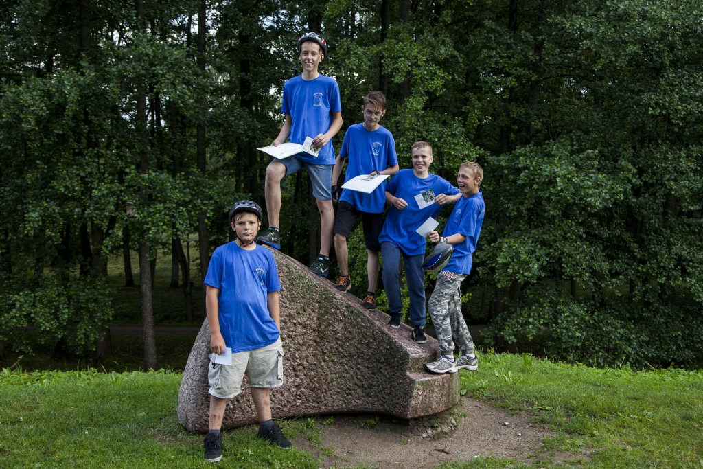 Uz goda pjedestāla tikai baušķenieki: Artis Mašinskis (no kreisās), Ingmars Kļava, Rūdolfs Svarenieks, Andrejs Maslobojevs un Normunds Indāns (priekšplānā). 
Autors: Ģirts Donerblics