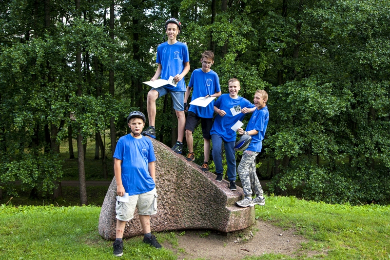 Uz goda pjedestāla tikai baušķenieki: Artis Mašinskis (no kreisās), Ingmars Kļava, Rūdolfs Svarenieks, Andrejs Maslobojevs un Normunds Indāns (priekšplānā).
Autors: Ģirts Donerblics