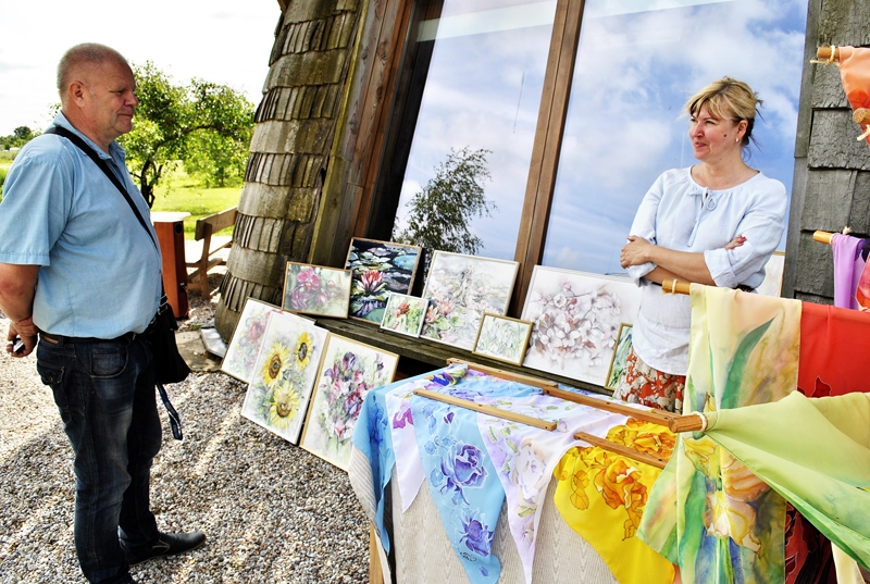 Aiva Linkeviča tirdziņā rādīja apgleznotus zīda lakatus. Viņa ne tikai veido gaumīgas tekstilijas, bet arī ieteiks, kā tās modīgi valkāt.
Autors: Antra Ērgle