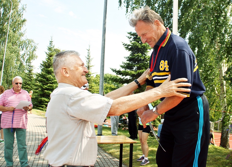 Aleksandru Rimševicu (no labās) ar kārtējo panākumu sveic Daumants Znatnajs. 