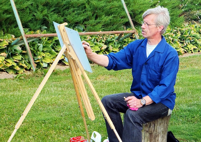 Andris Grudauskis no salona «Pūralāde» Zorģos ar bērniem gleznos radošo dienu laikā.
Autors: no salona «Pūralāde» albuma.