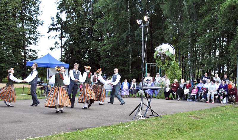 Codes jauniešu raito dejas soli novada svētku atklāšanas koncertā vēroja un līdzi priecājās krietns pulks Dāviņu pagasta senioru un bērnu. 
Autors: Māris Krūmiņš
