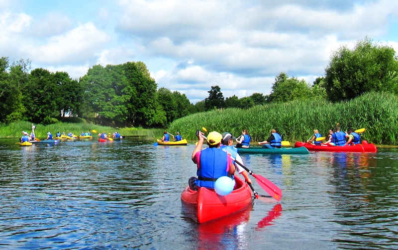 Laivotāji no abu valstu novadiem kuplā pulkā zigzagiem izbraukāja atpūtas vietas krāšņajos Mēmeles – Nemuneles krastos, priecājoties un piedzīvojot saviļņojumu sirsnīgos draudzības brīžos.
Autors: Laima Indriķe