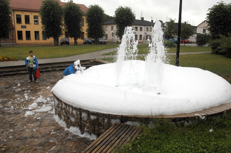 Baušķenieki diemžēl nesaprot, ka strūklaka nav īstā vieta, kur ierīkot putu vannu. 
Autors: Ivars Bogdanovs