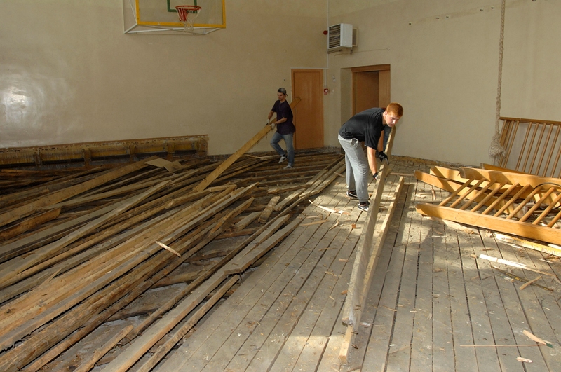 Bauskas pilsētas pamatskolā strādā vietējais uzņēmums «Kvintets M». Strādnieki demontējuši sporta zāles grīdu, tagad telpa sagatavota rekonstrukcijas darbiem.

Autors: Ivars Bogdanovs