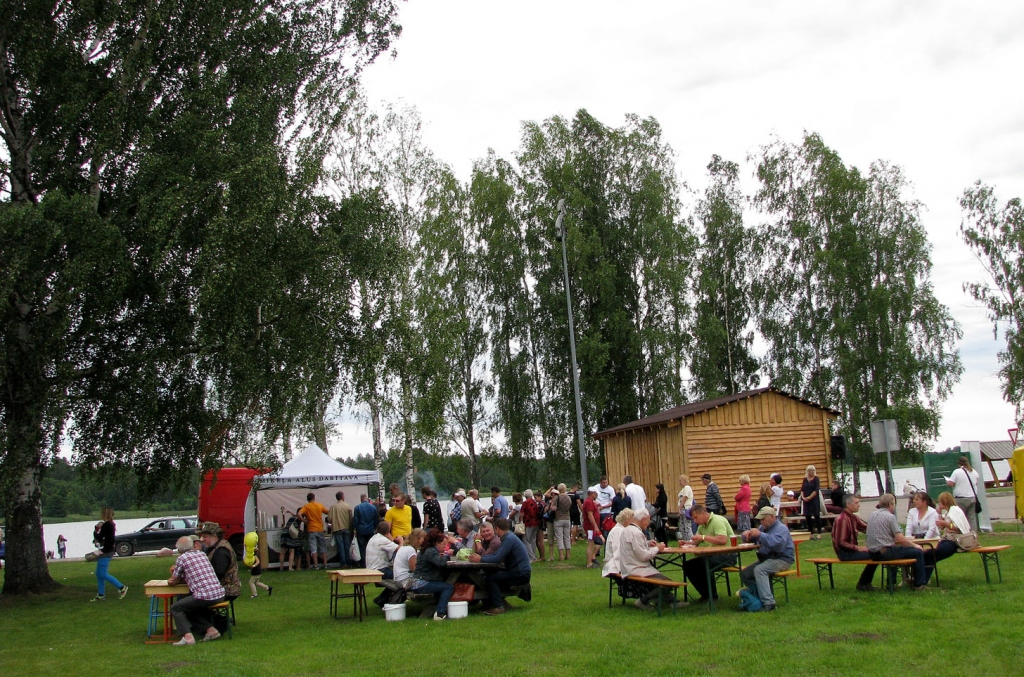 Saieta dalībnieki bija pulcējušies skaistā Sasmakas ezera krastā. 
Autors: Vilnis Auzāns