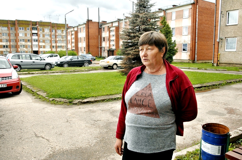 Cietusī Svetlana pagalmā Rītausmās, kur piedzīvojusi suņa uzbrukumu. 
Autors: Ivars Bogdanovs