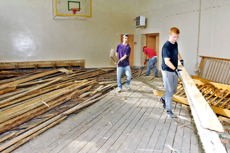Bauskas pilsētas pamatskolā strādā vietējais uzņēmums «Kvintets M». Darbinieki demontējuši sporta zāles grīdu, tagad telpa sagatavota rekonstrukcijai. 
Autors: Ivars Bogdanovs
