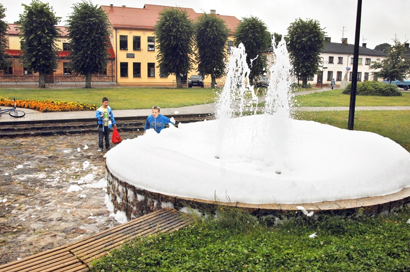 Putu vanna. Baušķenieki diemžēl nesaprot, ka strūklaka Saules dārzā nav īstā vieta, kur ierīkot putu vannu.
Autors: Ivars Bogdanovs