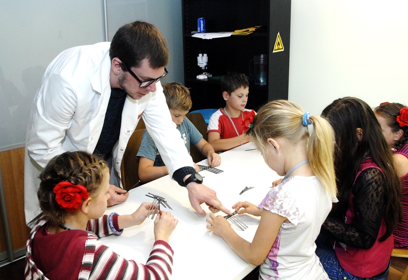 «Profesors» Artūrs Baltacis vada nodarbību Bauskas bērniem.
Autors: Ivars Bogdanovs