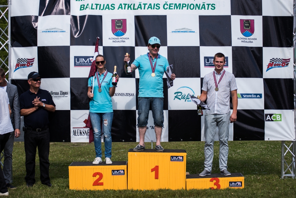 FR1000 klases goda pjedestāls – Jānis Kuķalks (no labās), Lotārs Millers un Ieva Millere. 
Autors: memelessports.lv