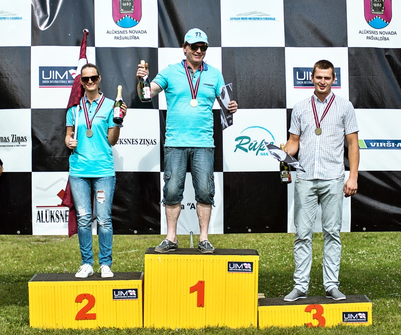 FR1000 klases goda pjedestāls – Jānis Kuķalks (no labās), Lotārs Millers un Ieva Millere.
Autors: no memelessports.lv.