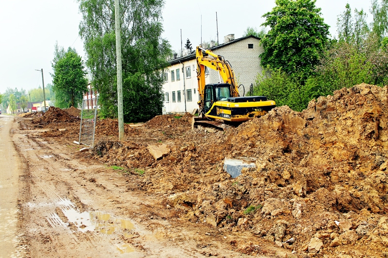Ūdenssaimniecības attīstības projekta īstenošana Īslīces pagasta Bērzu ciemā līdz galam nav pabeigta joprojām. Vai tā būtu Rīgas ierēdņu vaina, par ko tagad pukojas domnieki, vai tomēr pašu neizdarība?
Autors: no «Bauskas Dzīves» arhīva.