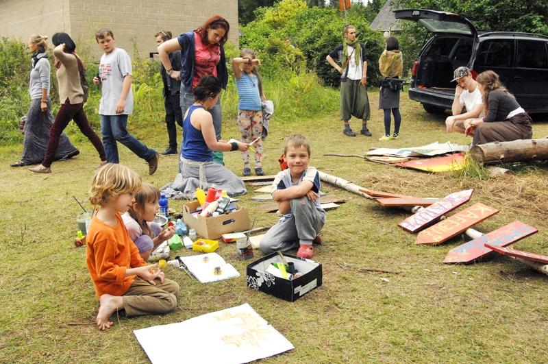 Festivāla rīkošanā iesaistās brīvprātīgie – centrālajā laukumā top meistarklašu norišu vietu rādītāji. 
Autors: Ivars Bogdanovs