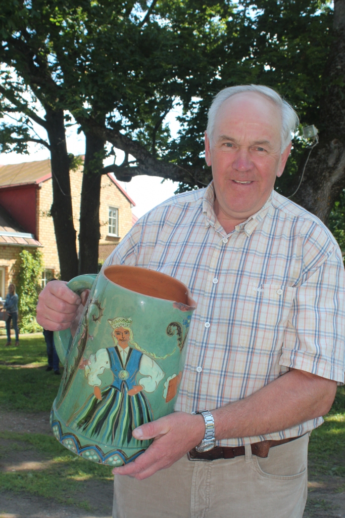 Seriāla «Saplēstā krūze» vairākas epizodes top baušķenieku Baložu ģimenei piederošā lauku īpašumā Jelgavas novada Vilces pagastā.

Autors: Ingrīda Punka