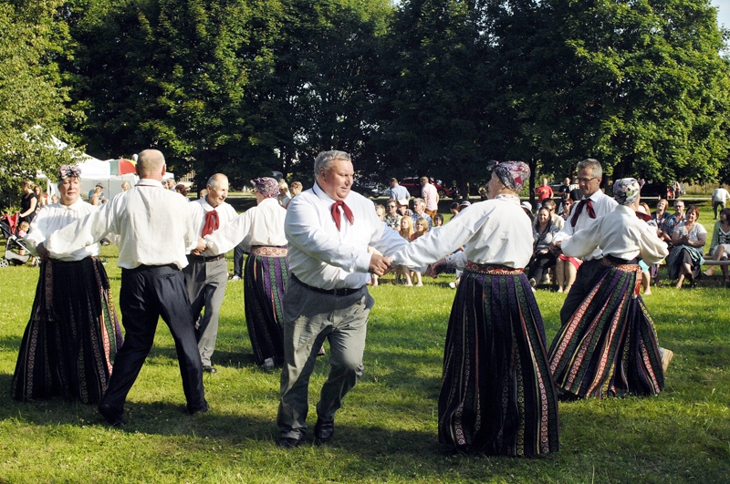 Novada svētkos Uzvarā kopā sanākuši, danco Gailīšu pagasta ļaudis, kuri agrāk bijuši kolhoza «Uzvara» deju kolektīva dalībnieki. 
Autors: Ivars Bogdanovs