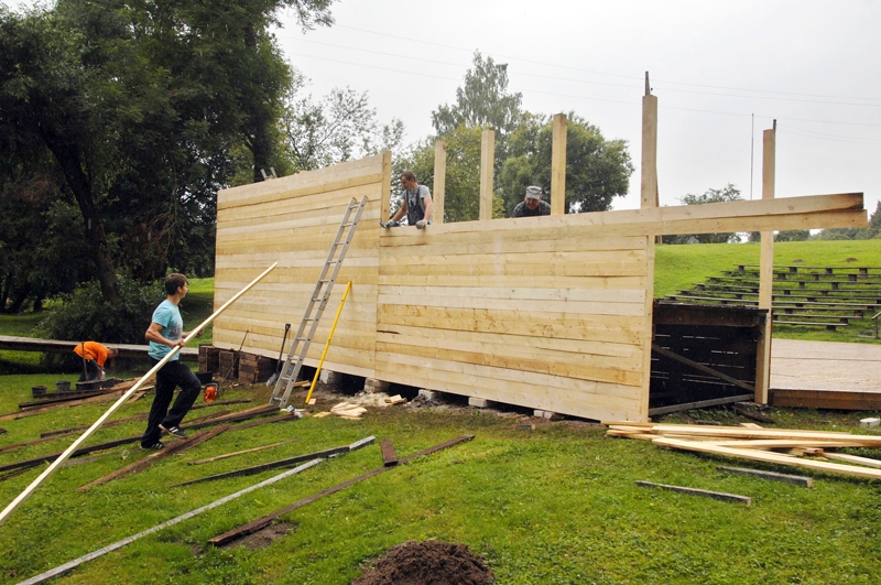 Skatuves remonts. Skaistkalnieši pašu spēkiem atjauno skatuvi ciema estrādē.
Autors: Ivars Bogdanovs