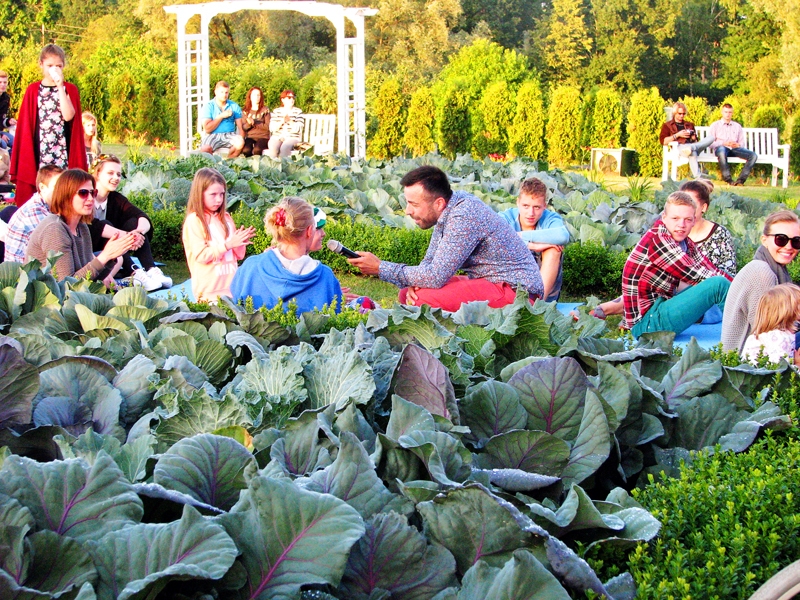 Roberto Meloni dziesmas laikā paspēja aprunāties ar mazajiem skatītājiem, kurus «atrada kāpostos». 
Autors: Vilnis Auzāns