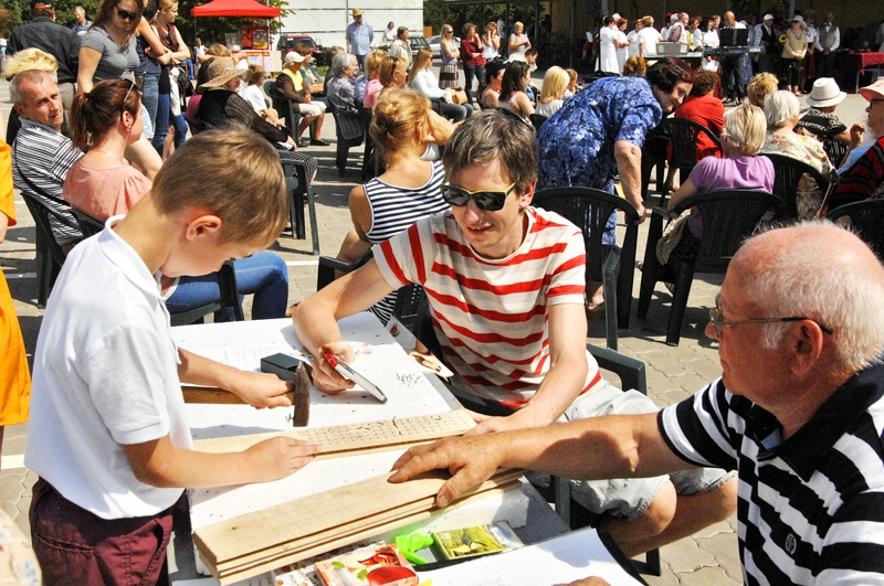 Naglu dzīšanas sacīkstes  vērtēja Jānis Šulcs (no labās) un Ivo Stīrijs. Savu precizitāti šajā darbiņā pārbaudīja daudzi svētku dalībnieki, arī novada bērni.
Autors: Ivars Bogdanovs