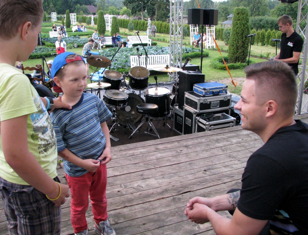 Mūziķis Emīls Balcers pirms koncerta aprunājas ar saviem mazajiem faniem. 
Autors: Vilnis Auzāns