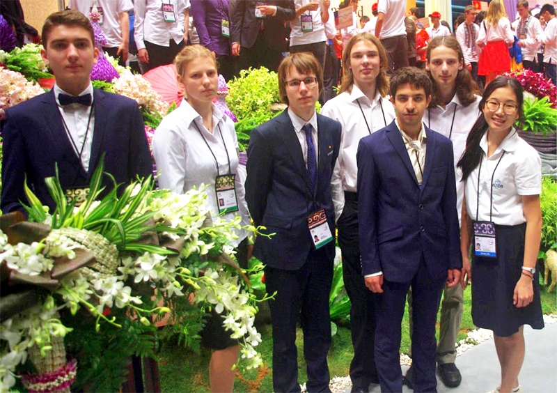 Latvijas matemātiķu komanda kopā ar savu taizemiešu gidi.
Autors: no bauska.lv