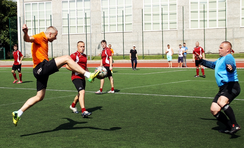 Juris Kopilovs no Bauskas vienības izdara sitienu pa vārtiem, ko atvaira rundāliešu vārtsargs Aleksandrs Barkovs.
Autors: Uldis Varnevičs