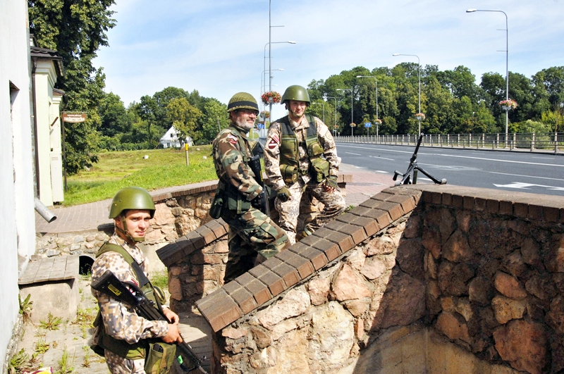 Zemessardzes kājnieki pie Mēmeles tilta gaida iespējamā pretinieka parādīšanos Bauskā.
Autors: Ivars Bogdanovs