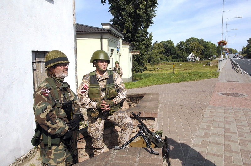 Zemessardzes kājnieki pie Mēmeles tilta gaida iespējamā pretinieka parādīšanos Bauskā. 
Autors: Ivars Bogdanovs