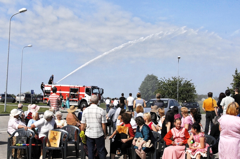 Ugunsdzēsēju raidītā ūdensstrūkla – kā varavīksnes loks pār svinētājiem.
Autors: Ivars Bogdanovs