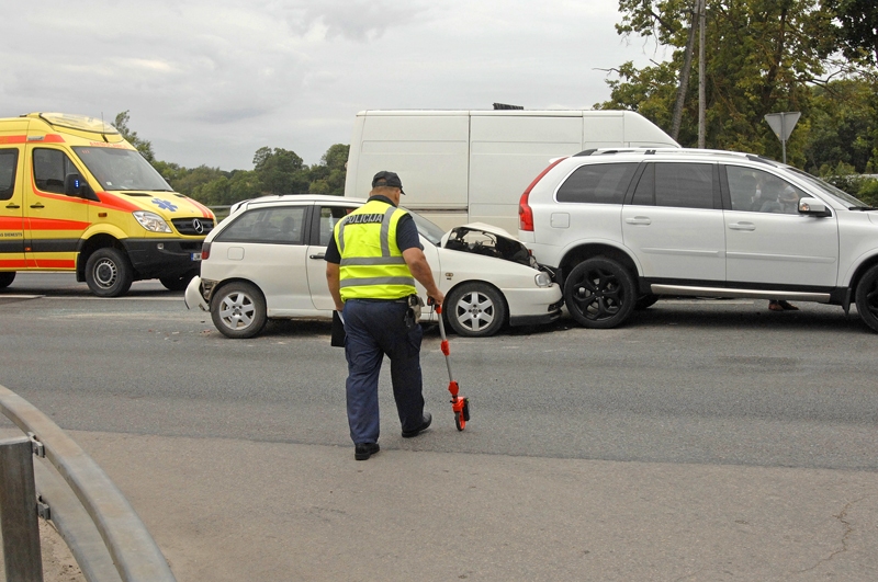 Uz Mēmeles tilta ceļu satiksmes negadījumā 28. jūlija rītā bojāti trīs automobiļi. Vieglus miesas bojājumus guvis viens cilvēks. 
Autors: Ivars Bogdanovs