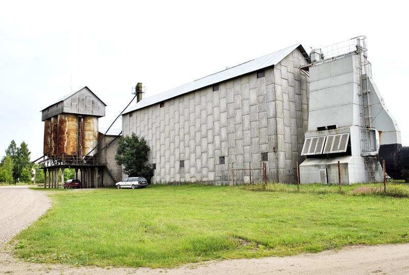 «Akota» kaltei pienāktos vecmāmiņas statuss, tā atsvaidzināta, uzliekot jaunu jumtu.
Autors: Māris Krūmiņš