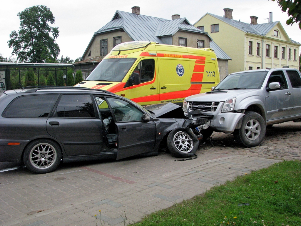 Bauskā, Uzvaras ielā, pretim 17. mājai, sadursmē bojāti automobiļi «Volvo V40» un «Isuzu». 
Autors: Vilnis Auzāns