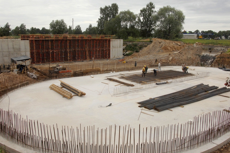 Notekūdeņu attīrīšanas iekārtas veidos kompleksu, kas ietvers: ražošanas korpusu notekūdeņu flotācijai* un dūņu biezināšanai, divas bioloģiskās apstrādes tilpnes, kas darbosies kā aerotenki (nerūsējoša tērauda monobloks, kurš ar starpsienām ir sadalīts attīrīšanas zonās) ar pārtrauktu aerāciju, izlīdzināšanas tvertnes notekūdeņiem pirms flotācijas, kā arī dūņām pirms biezināšanas, tvertnes flotātam un iebiezinātām liekajām dūņām. 
Autors: Ivars Bogdanovs