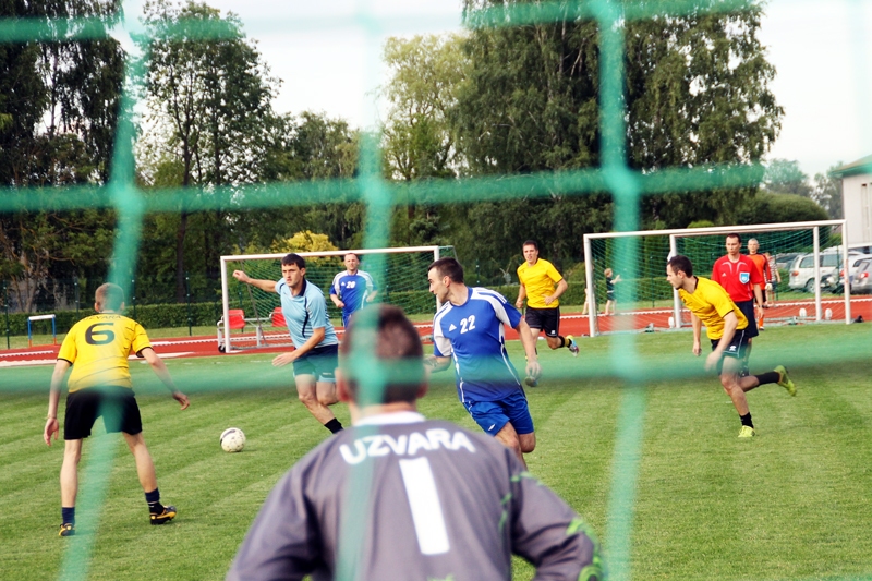 «Santos» spēlētāji (zilos tērpos) uzbrūk «FK Uzvara» vārtiem.
Autors: Uldis Varnevičs