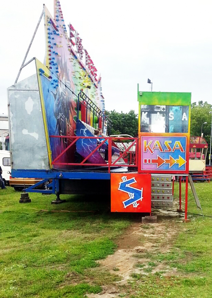 Bauskā izvietotais ceļojošais atrakciju parks piedāvā arī īpašu izklaidi – kasīšanu par dolāriem...
Autors: Aculiecinieka foto.
