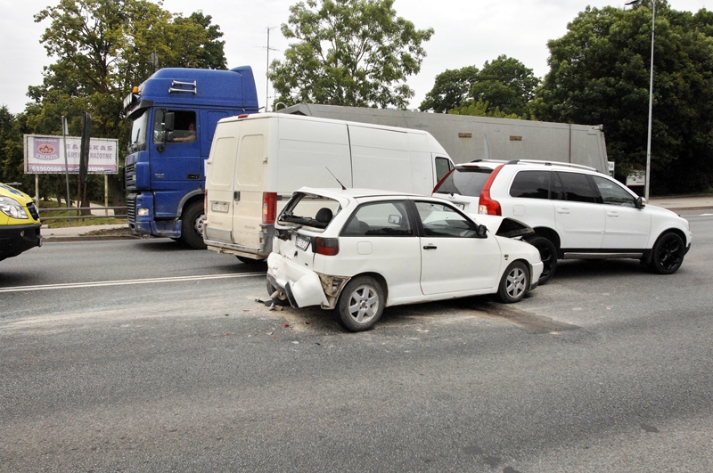 Ceļu satiksmes negadījumā uz Mēmeles tilta 28. jūlija rītā bojāti trīs automobiļi. Miesas bojājumus guvis automašīnas «Seat» pasažieris, 1972. gadā dzimis vīrietis.
Autors: IVARS BOGDANOVS