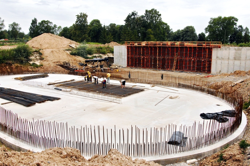 Bauskas uzņēmuma SIA «Baltic Dairy Board» teritorijā top attīrīšanas iekārtas. 
Autors: Ivars Bogdanovs