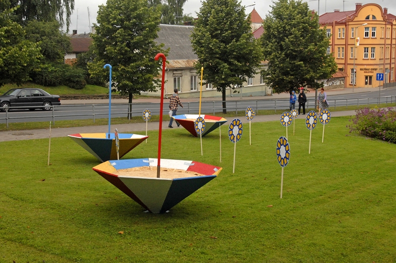 Bauskā krāsaini lietussargi uzstādīti trijās vietās: pie novada domes, Korfa dārzā un Kalna ielā. 

Autors: Ivars Bogdanovs