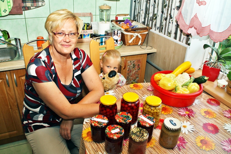 Ingas Ūbeles mazmeitai Alisei garšo kā saldie, tā skābie ievārījumi, bet no kompotiem vienmēr nodzer sulu un ogas atstāj pārējiem.
Autors: Uldis Varnevičs