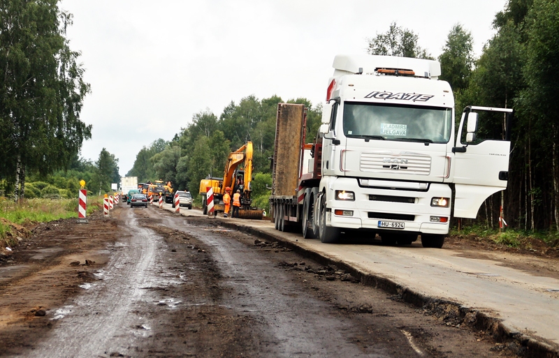 Daļa asfalta seguma šonedēļ jau nofrēzēta.
Autors: Uldis Varnevičs