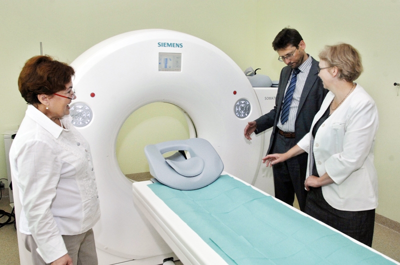 Jauno datortomogrāfu apskata Bauskas slimnīcas vadītāja Mirdza Brazovska (no kreisās), ražotāja «Siemens» pārstāvis Jānis Apinis, radioloģe diagnostiķe Sandra Dzīvīte. 
Autors: IVARS BOGDANOVS