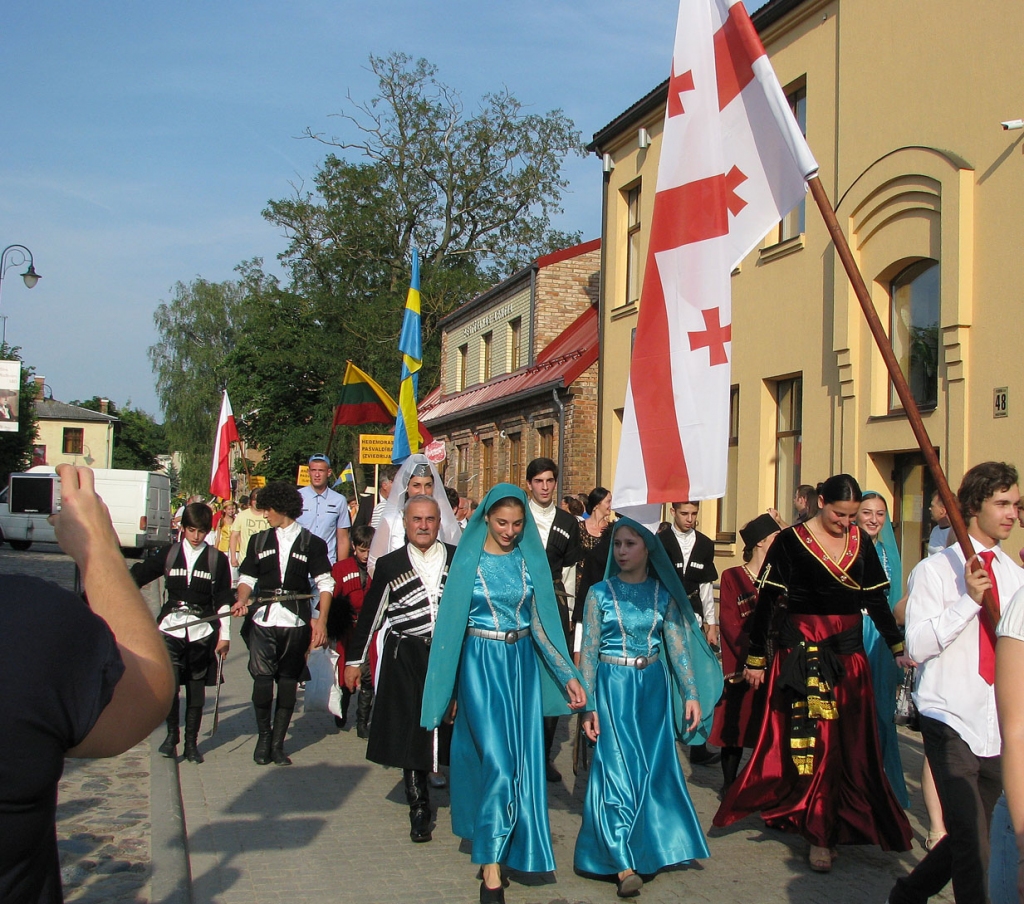 Pērn Bauskas novada svētkos bija ieradušies draugi no Gruzijas, Hašuri pašvaldības oficiālā delegācija un dejotāji. Šogad gruzīni uz svētkiem Bauskā neatbrauks. 
Autors: Vilnis Auzāns
