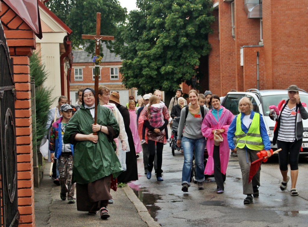 Svētceļotāji no Jelgavas ierodas pie Bauskas katoļu baznīcas. 
Autors: Uldis Varnevičs