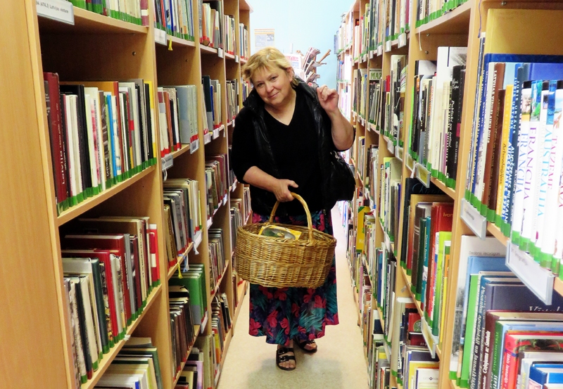 Rakstniece Dzintra Šulce Skaistkalnē ieradās ar grāmatu pilnu grozu.
Autors: no albuma