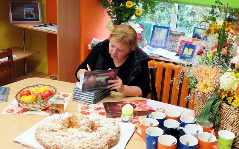 Rakstniece Dzintra Šulce dala autogrāfus grāmatas «Māsas» atvēršanas svētkos Skaistkalnes bibliotēkā. 
Autors: no albuma